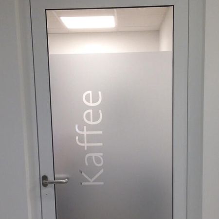 Eine Tür mit der Aufschrift "Kaffee" drauf