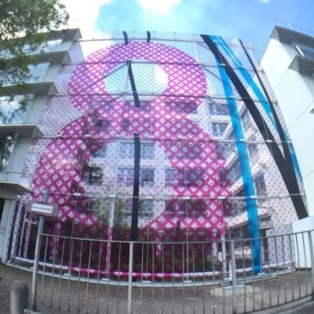 Glasfolierung einer rosafarbenen 8 für ein Gebäude