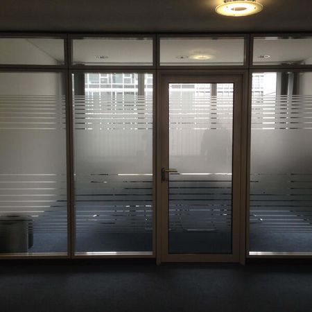 Glasfronten mit einer gestreiften Musterung