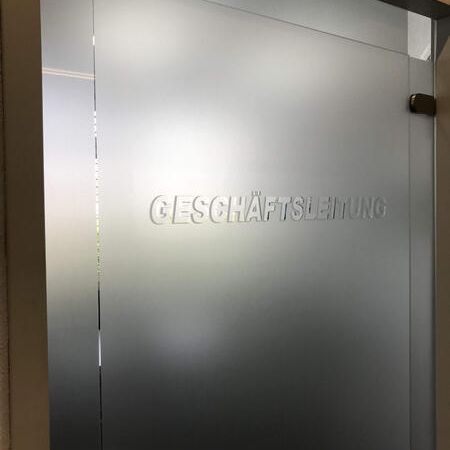 Eine Tür mit der Aufschrift "Geschäftsleitung"