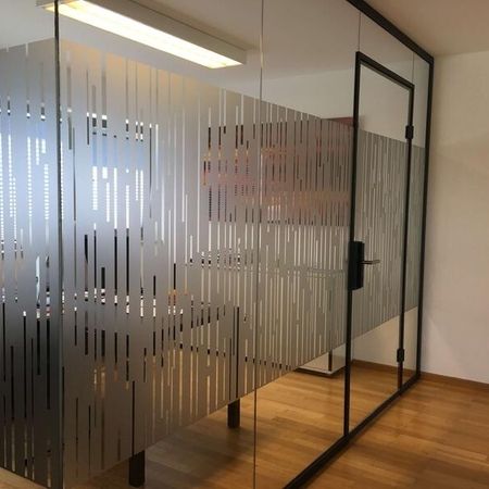 Glasfronten mit einer gestreiften Musterung