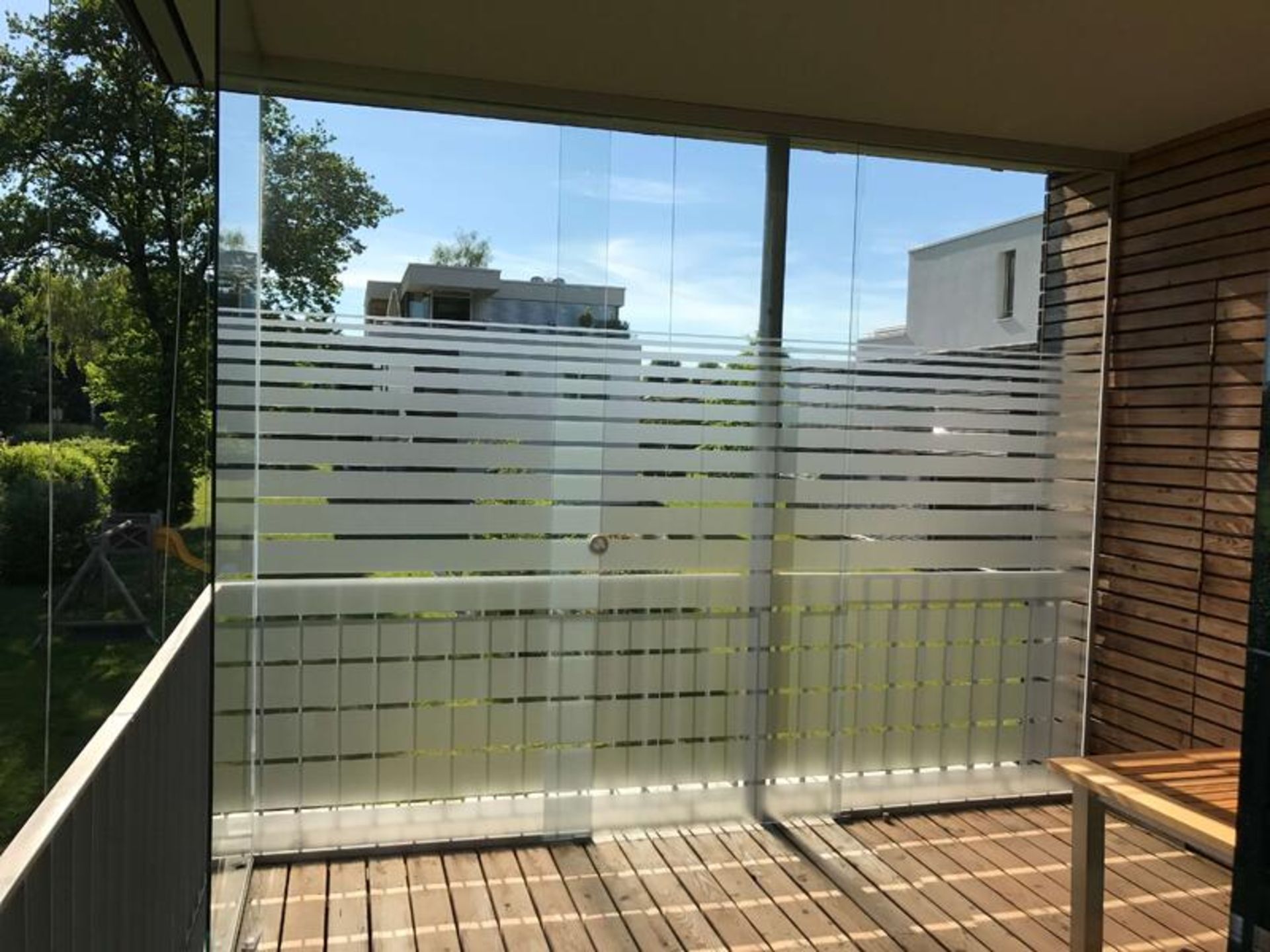 Fenster mit Sichtschutzstreifen