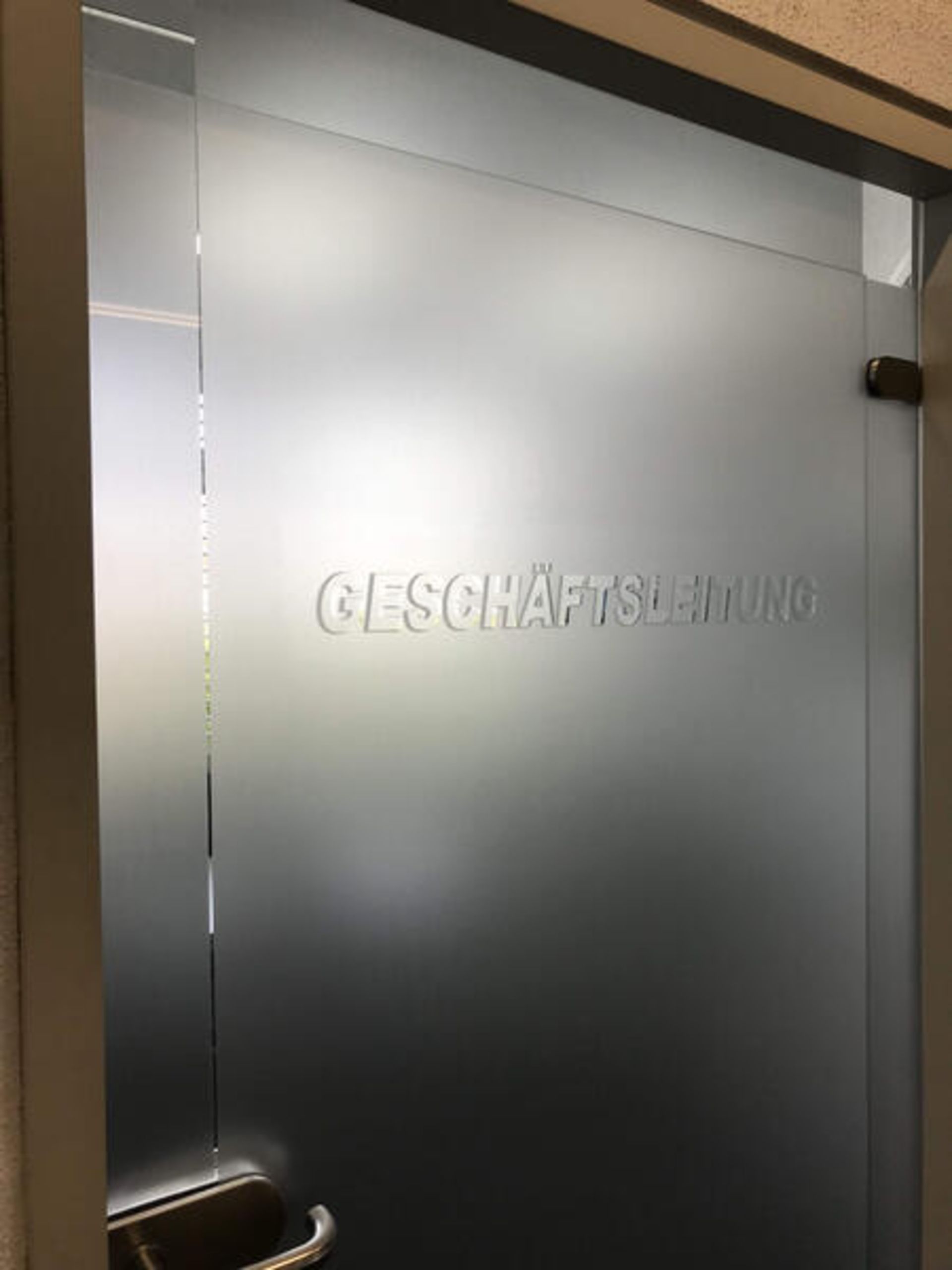 Eine Tür mit der Aufschrift "Geschäftsleitung"