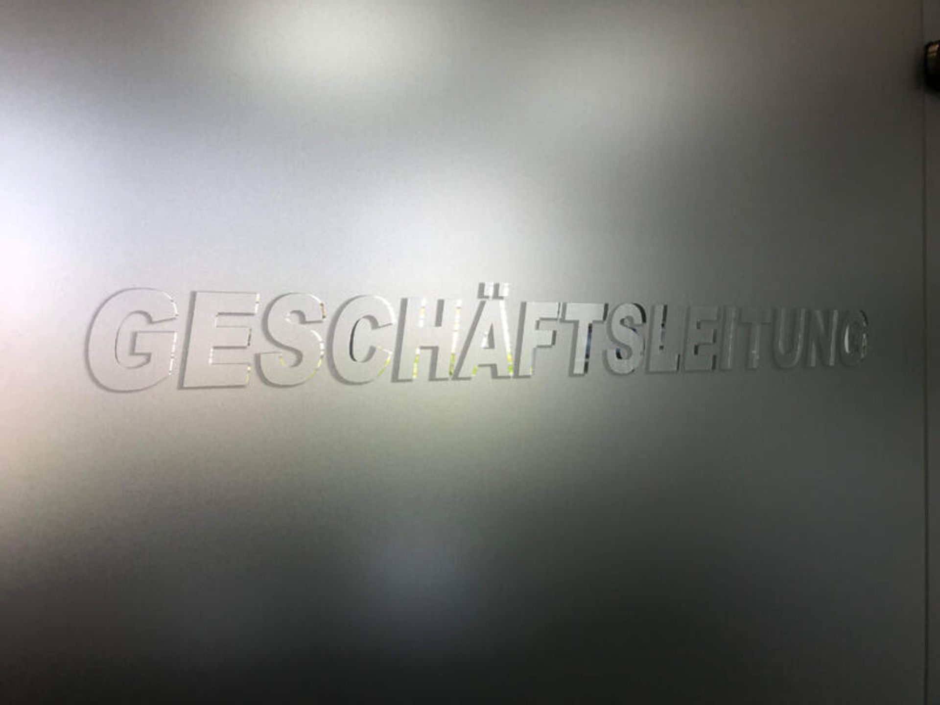 Eine Tür mit der Aufschrift "Geschäftsleitung"