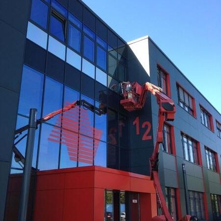 Ein Gebäude mit getönten Scheiben