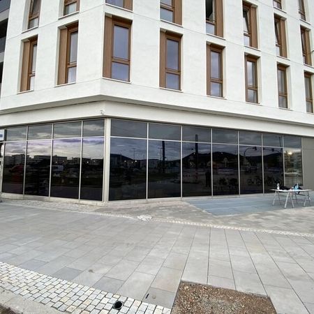 Ein Gebäude mit getönten Fensterscheiben