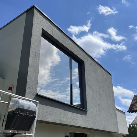 Eine folierte Fensterscheibe die reflektiert