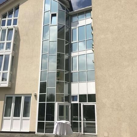 Ein Gebäude mit folierten Fenstern