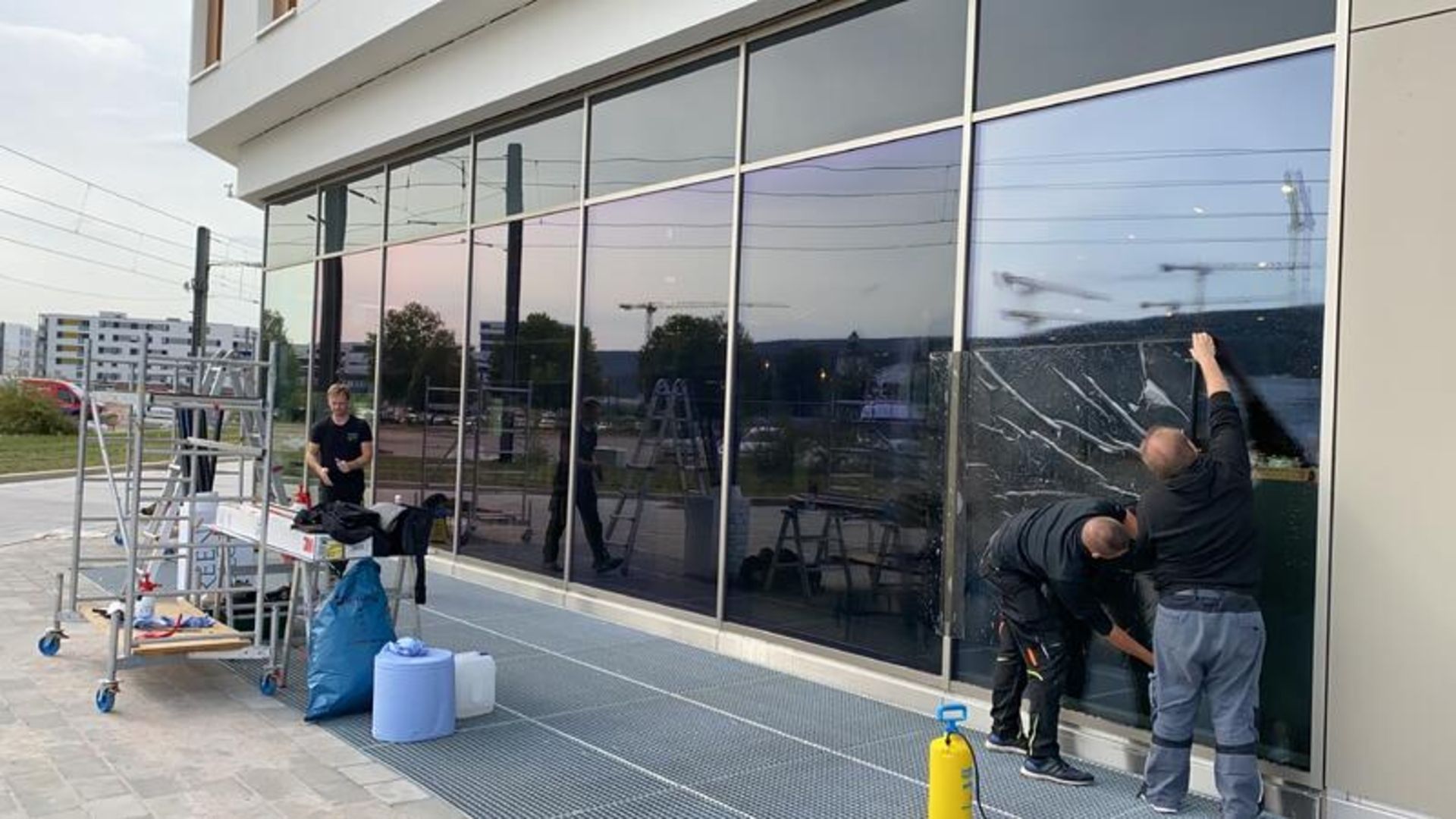 Große Fensterfronten mit getönten Fensterscheiben