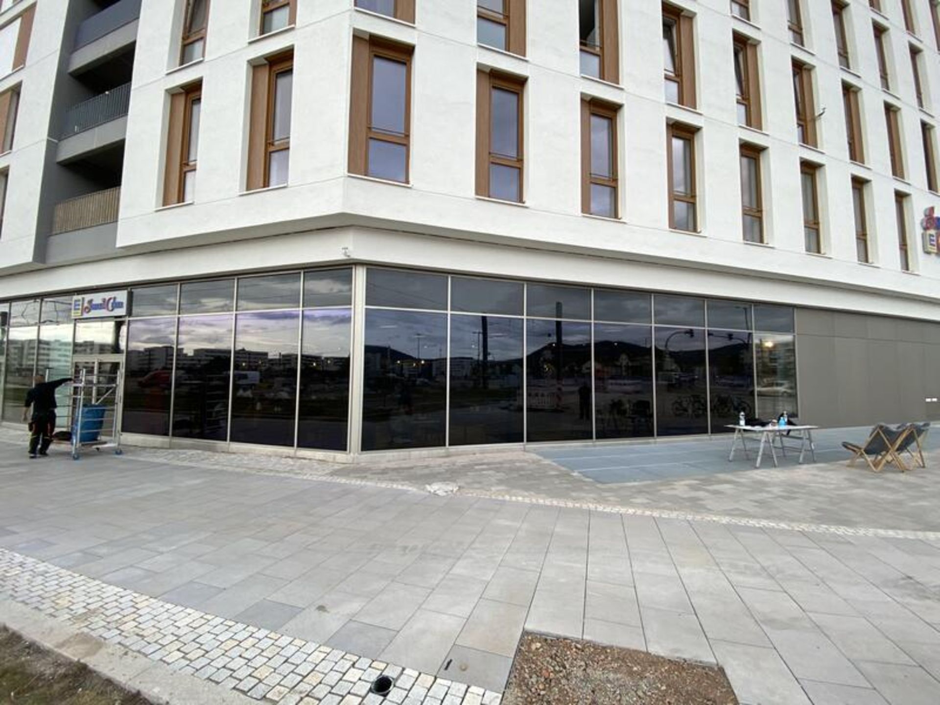 Große Fensterfronten mit getönten Fensterscheiben